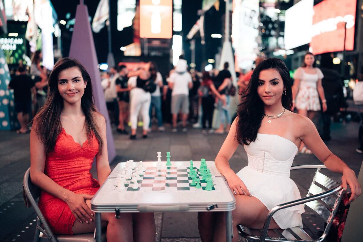 Are Chess players or poker players smarter?
