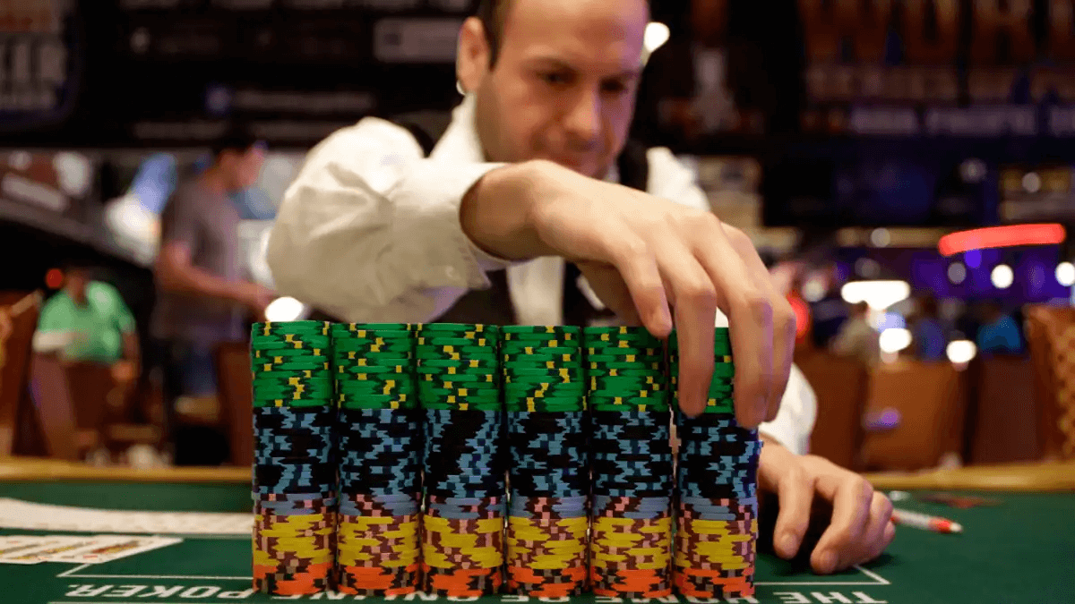 WSOP Dealer Allowed Player to Hand Over His Big Stack to Another Person!
